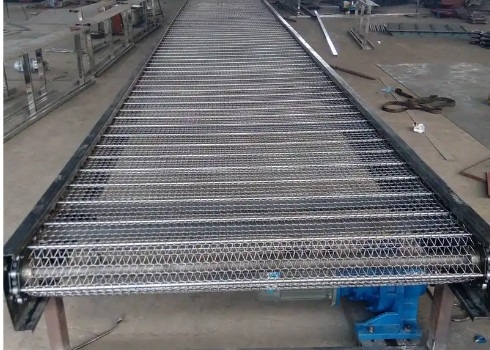 Pionowy system przenośników chłodzących Przenośnik taśmowy z siatką łańcuchową SS Zwykły splot Odporny na rdzę